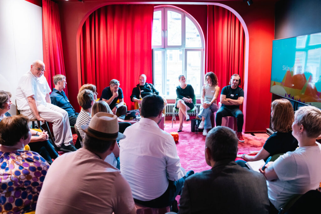 Gruppenbild während des Vortrags von Simon Dückert