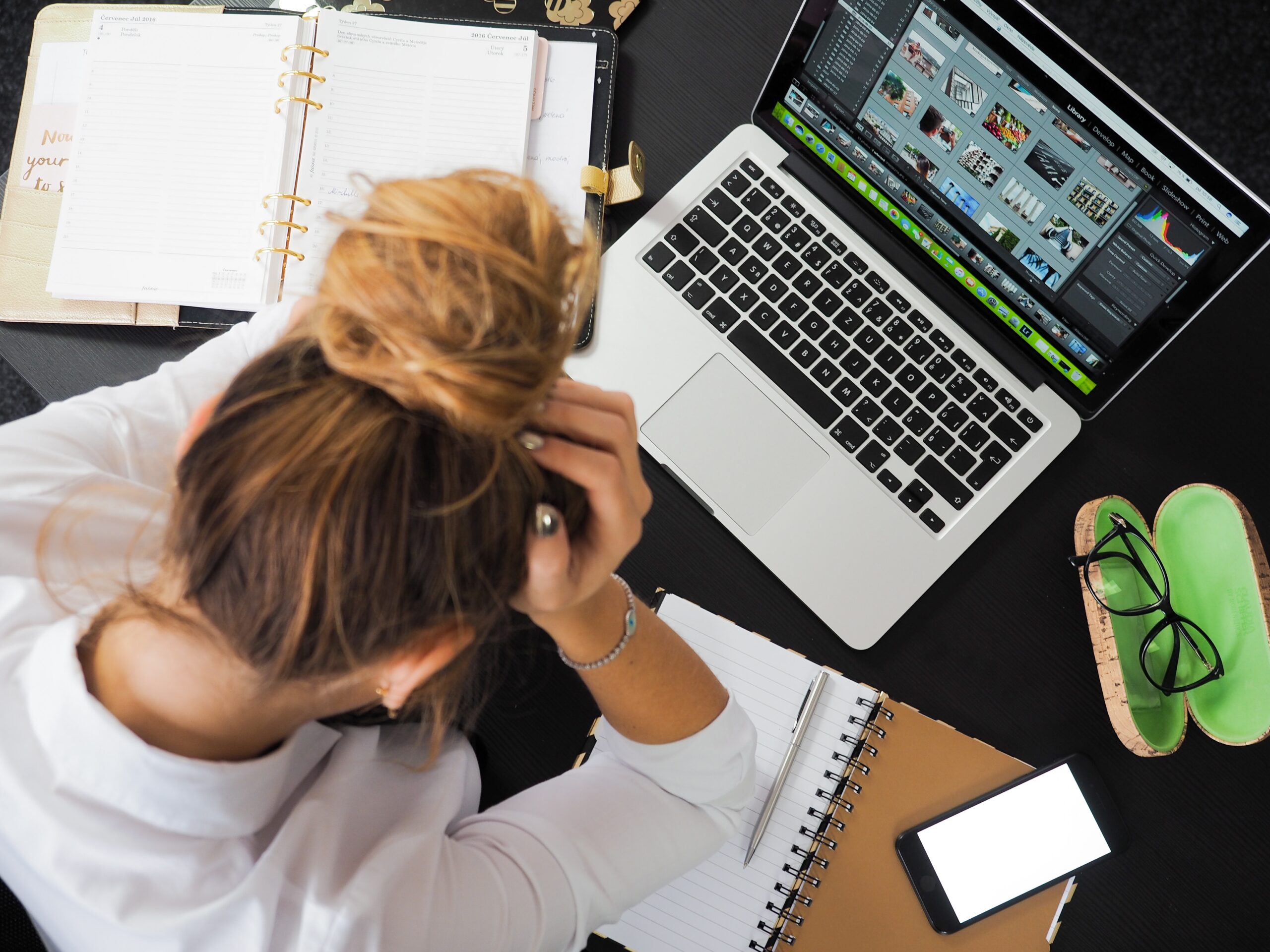 Symbolbild Überlastung (Frau vor Laptop)